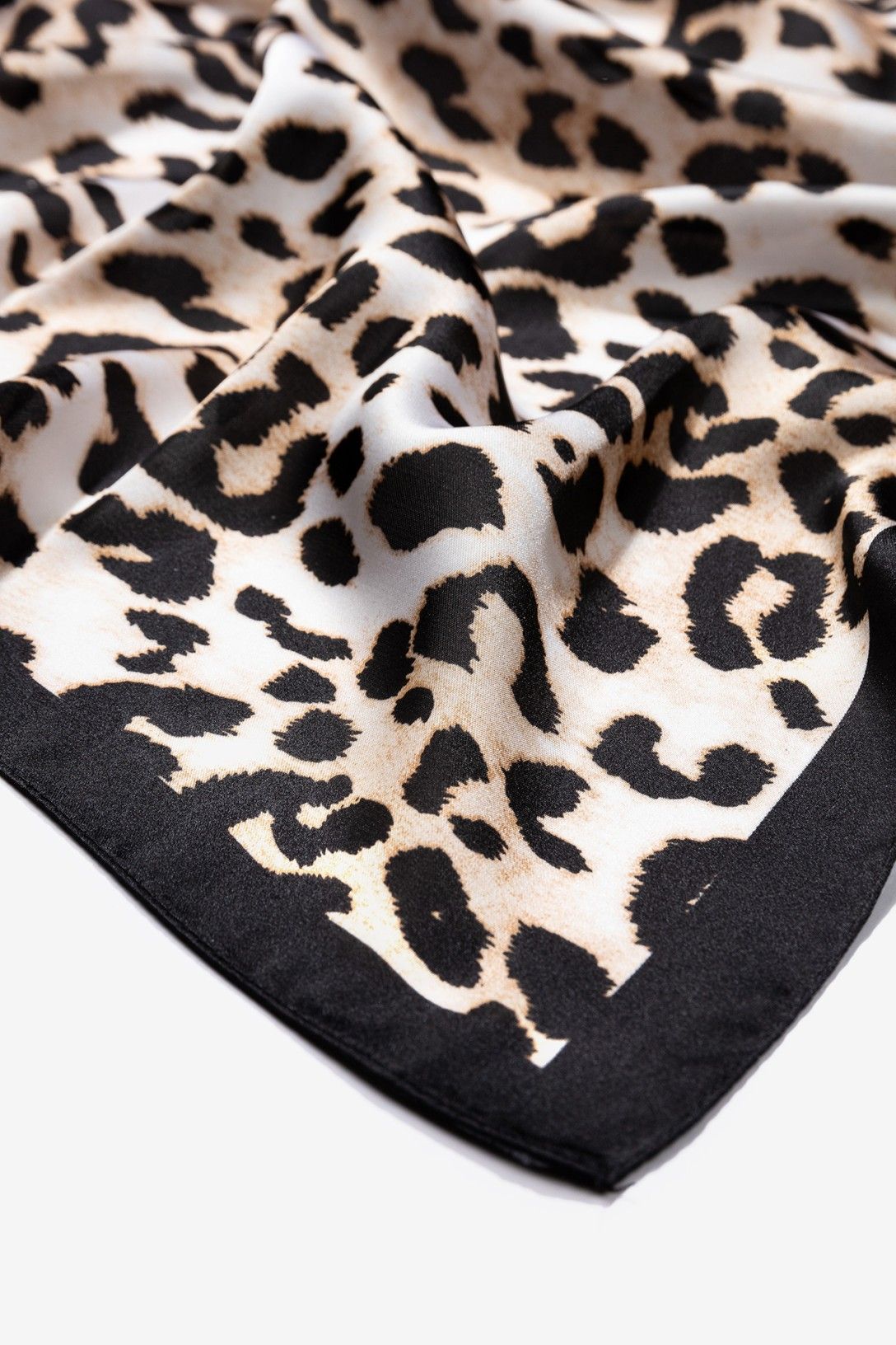 Detalle del borde negro y animal print en pañuelo Pandora