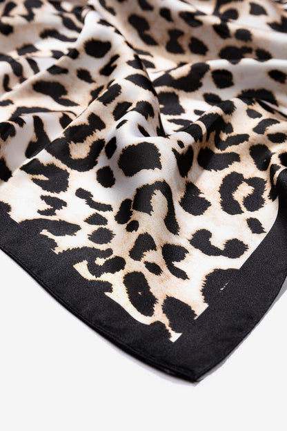 Detalle del borde negro y animal print en pañuelo Pandora