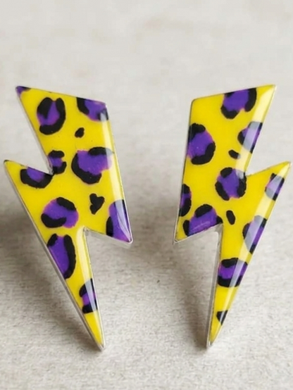 Detalle del print morado sobre fondo amarillo de madera esmaltada.