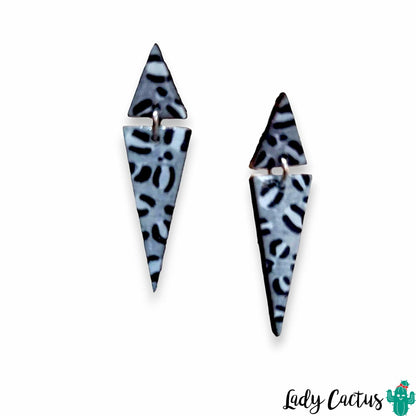 Detalle del cierre de botón de acero inoxidable en pendientes grises