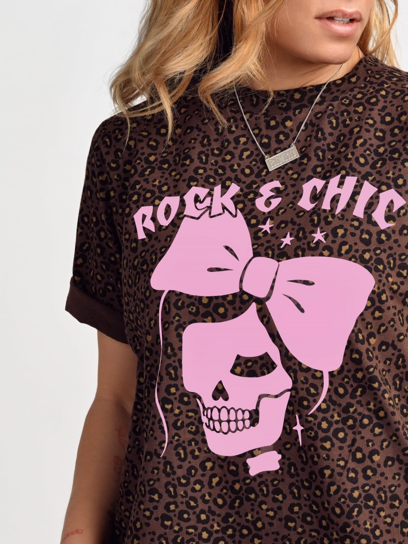 Detalle de la ilustración delantera con calavera y lazo rosa sobre animal print.
