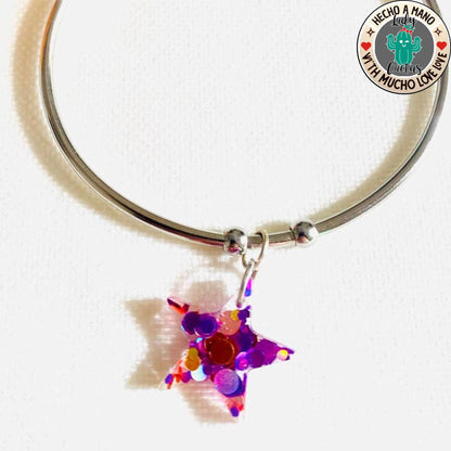 Detalle de la estrella de resina epoxi rosa en la pulsera de Lady Cactus