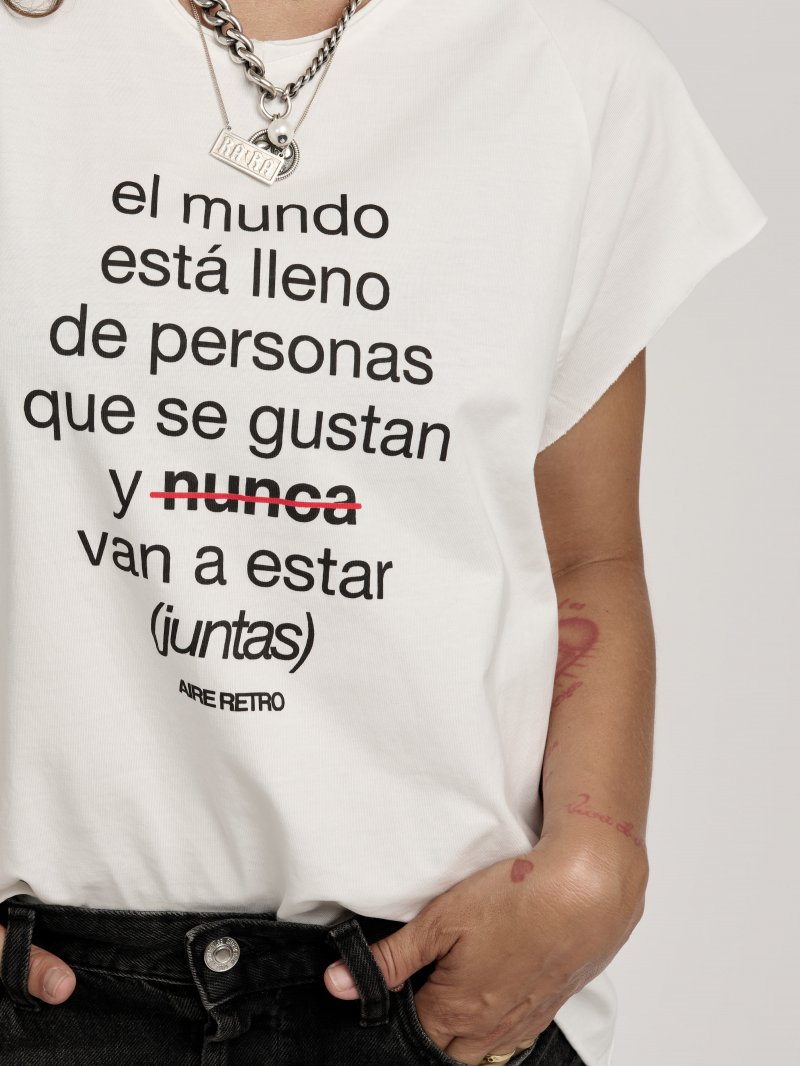 Detalle de la frase especial impresa en el frontal de la camiseta blanca.