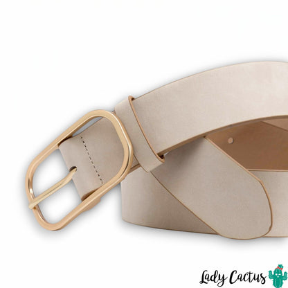 Detalle de la hebilla dorada brillante en cinturón Tiffosi crudo