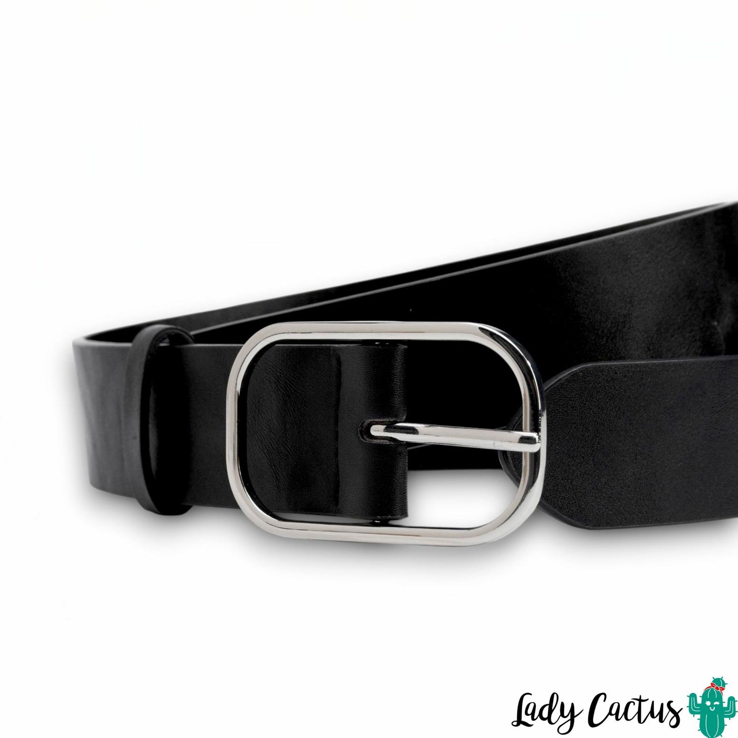 Detalle de la hebilla metálica plateada en cinturón negro Tiffosi