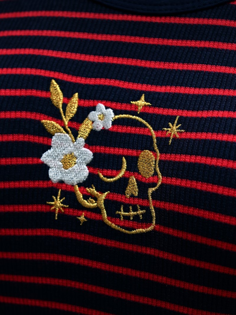 Detalle del hilo lurex dorado sobre el bordado floral.