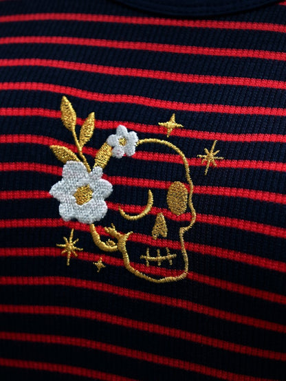 Detalle del hilo lurex dorado sobre el bordado floral.