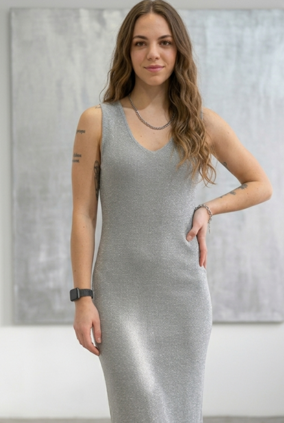 Detalle del tejido metalizado con destellos brillantes del vestido Soraia.