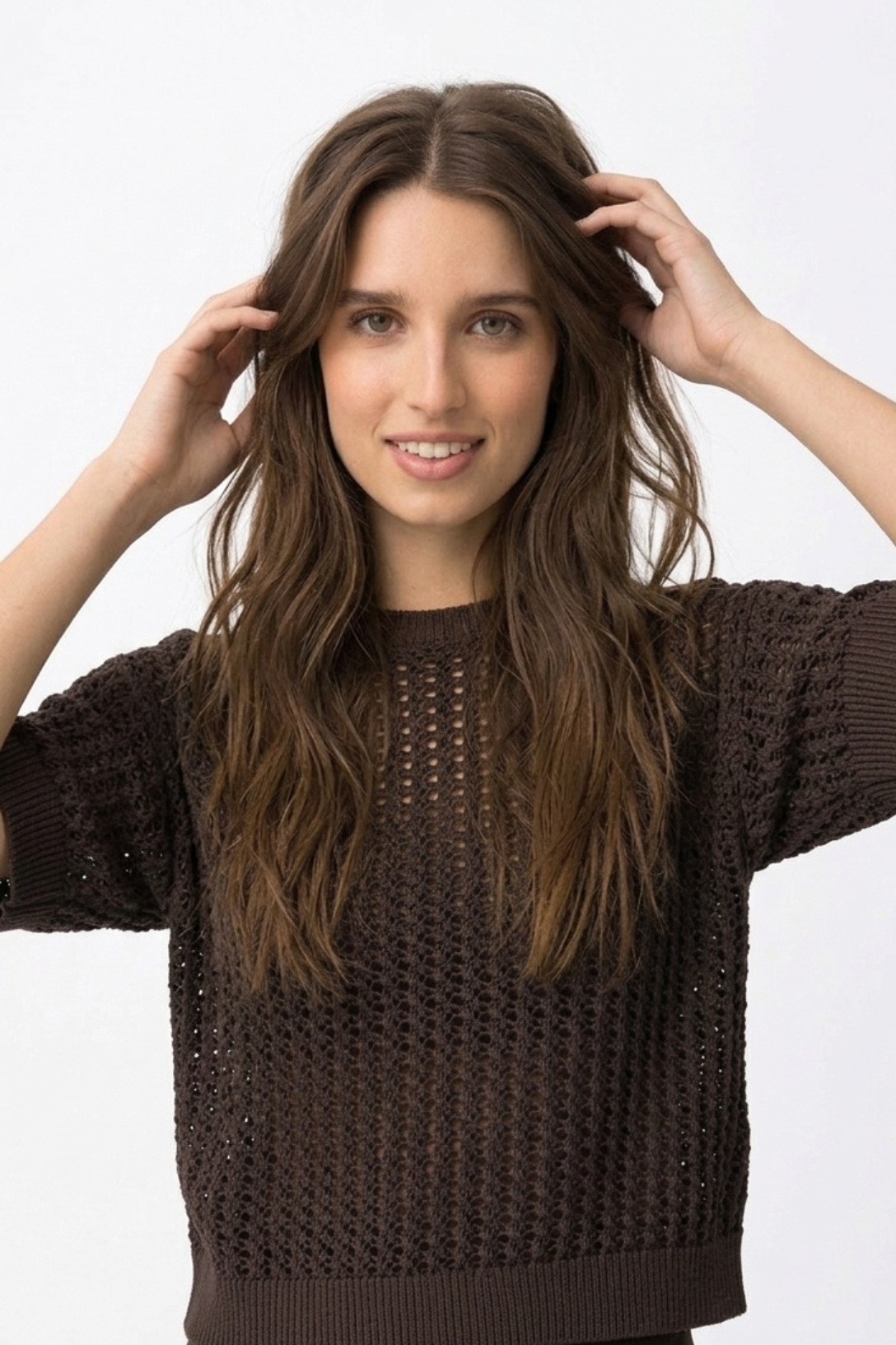 Look otoñal o de verano con camiseta de crochet marrón oscuro.