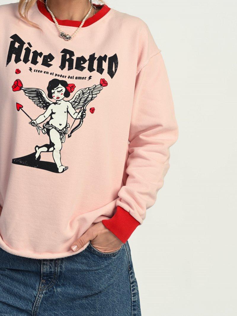 Ilustración exclusiva Cupida en el pecho de la sudadera rosa