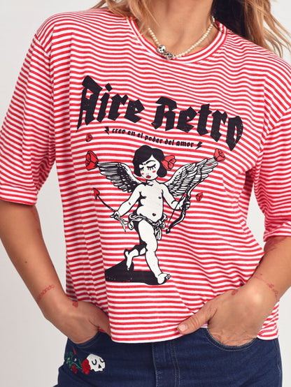 Detalle del diseño Cupida en rojo sobre camiseta marinera