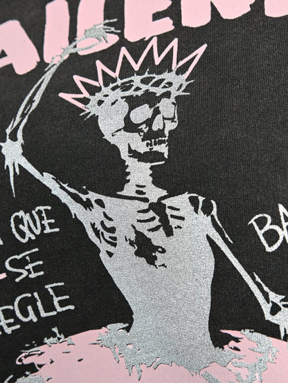 Detalle de la ilustración artística de esqueleto bailarina en el jersey de Aire Retro.