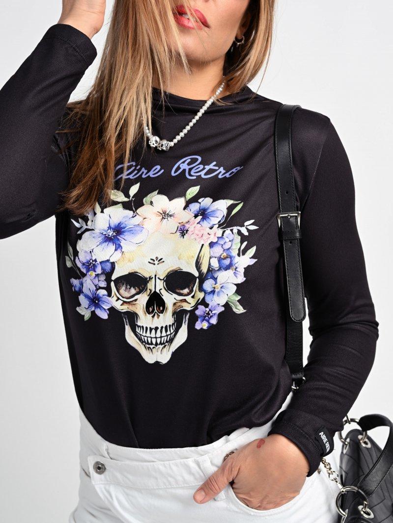 Detalle del diseño artístico estampado de Lady Violet en el frontal de la camiseta.