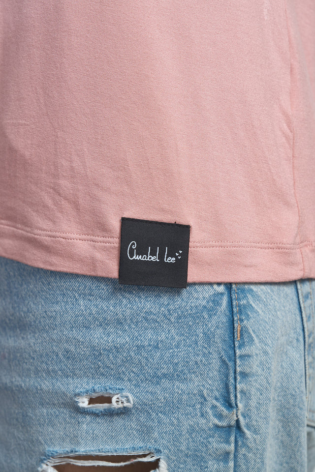 Detalle del bordado del logo Anabel Lee en color rosa.