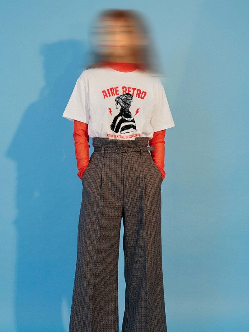 Camiseta de manga larga y talle corto para mujer blanca