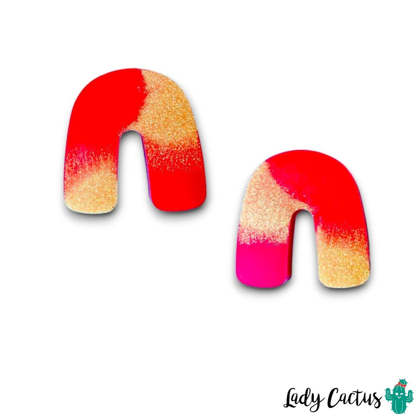 Detalle de la resina epoxi en los pendientes de herradura naranja