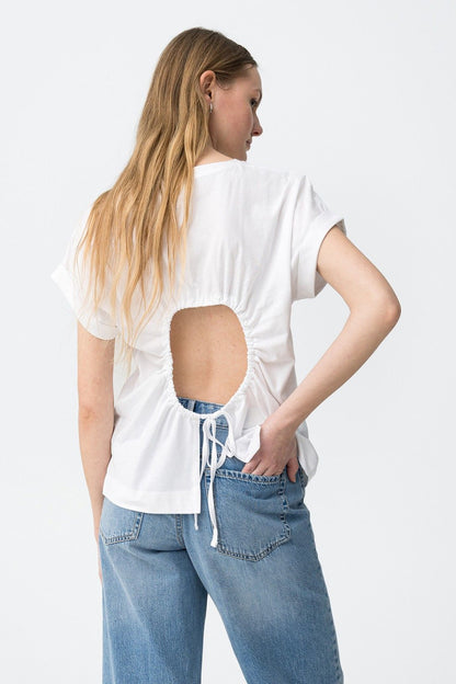 Detalle de la lazada y abertura en la espalda de la camiseta Bellossom.