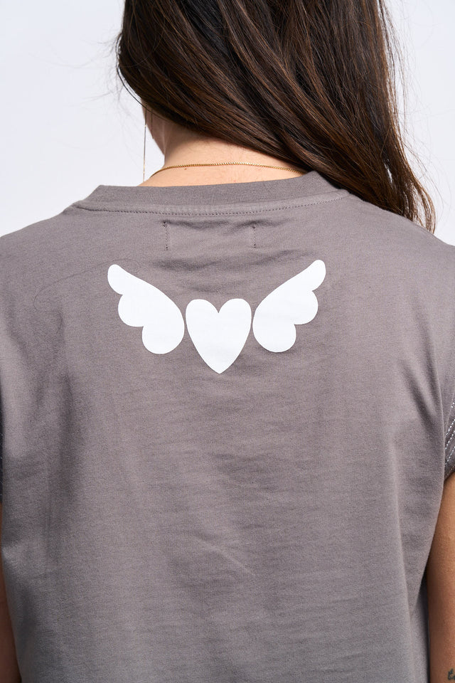 Detalle del acabado del cuello redondo y hombreras del top Anabel Lee.