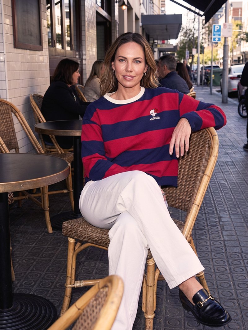 Look con jersey de rayas y bordado artesanal en Sevilla