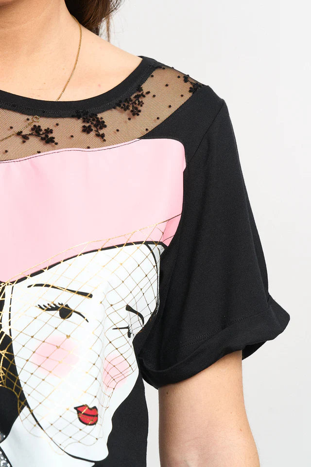Detalle de la puntilla transparente en el hombro de la camiseta Anabel Lee