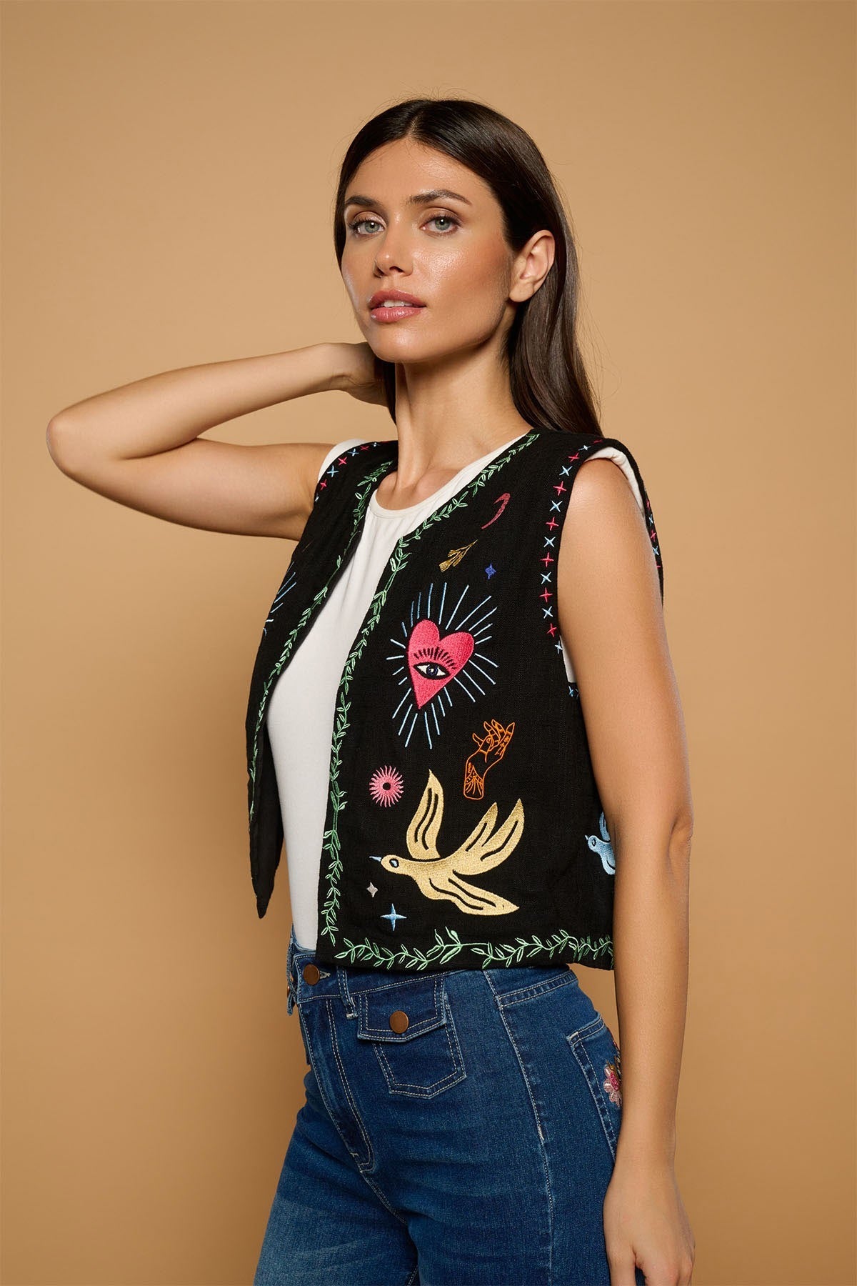 Ribete bordado de hojas verdes en contorno de chaleco