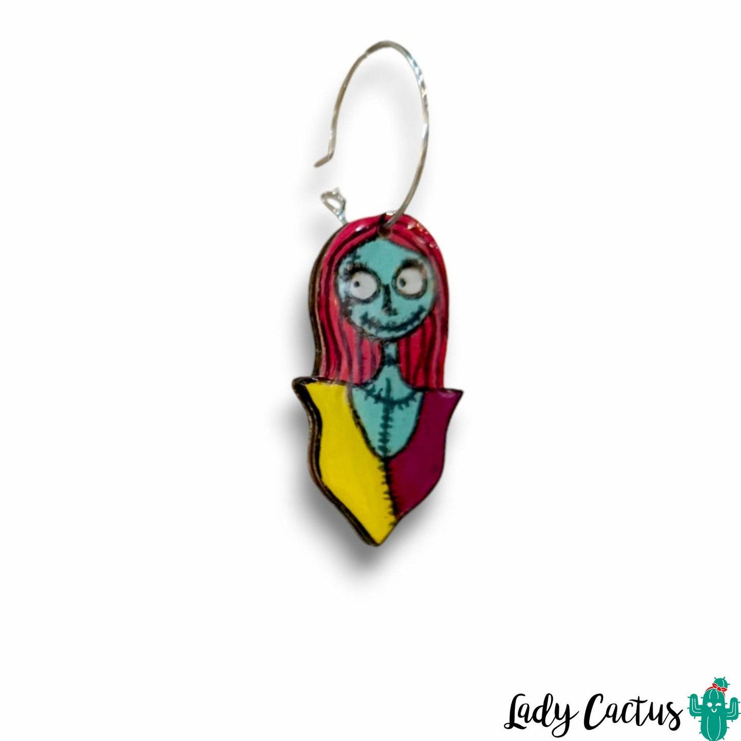 Detalle de la ilustración de Sally en pendientes de madera