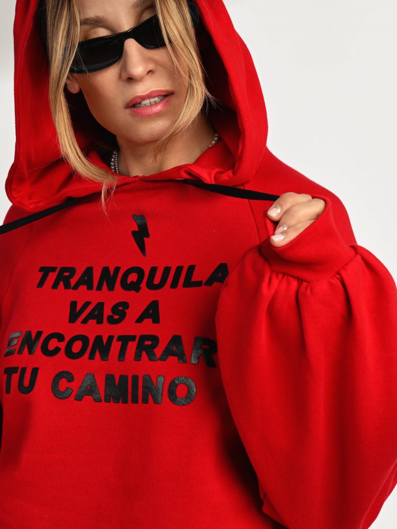 Detalle de la serigrafía en relieve engomado en sudadera roja