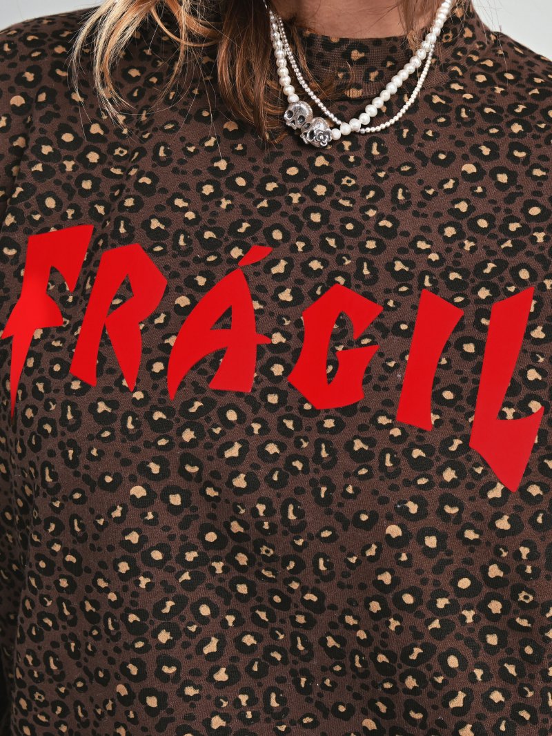 Detalle de la serigrafía con textura en el pecho de la sudadera