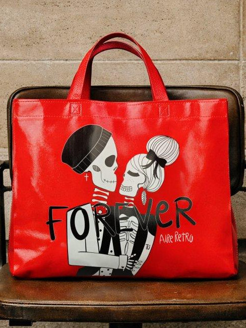 Detalle del material plastificado de la bolsa Forever Aire Retro