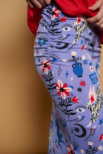 Look femenino con falda de abertura y drapeado frontal.