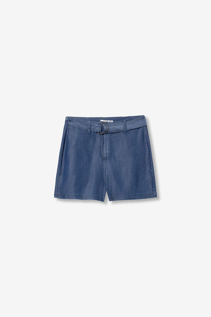 Pantalón corto recto para mujer en color azul marino intenso.