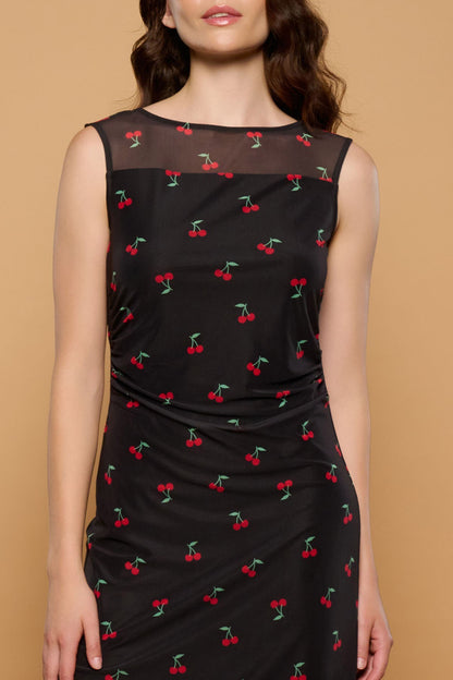 Detalle de los frunces laterales en la cintura del vestido Cherry