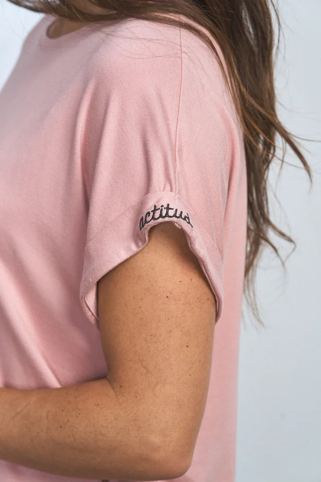 Modelo Sofia con camiseta rosa Anabel Lee talla S.