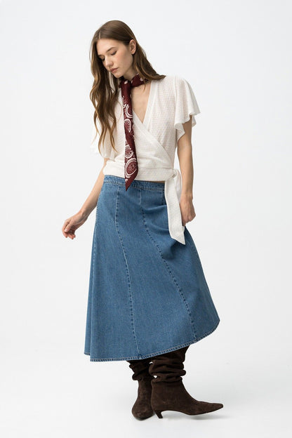 Detalle del acabado del tejido denim de la falda Taissa