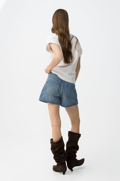 Look casual con falda pantalón de botones metálicos