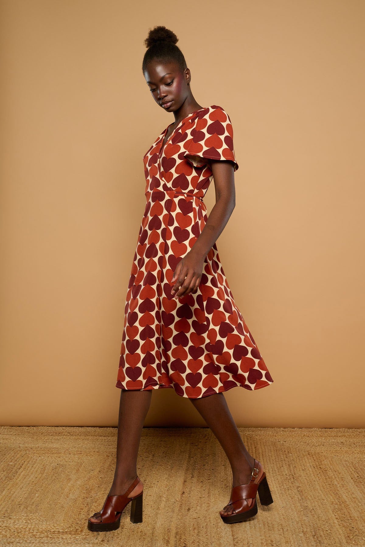 Vestido midi cruzado con estampado de corazones retro de Minueto