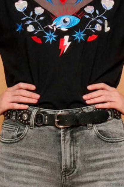 Hebilla metálica robusta en cinturón negro con tachuelas