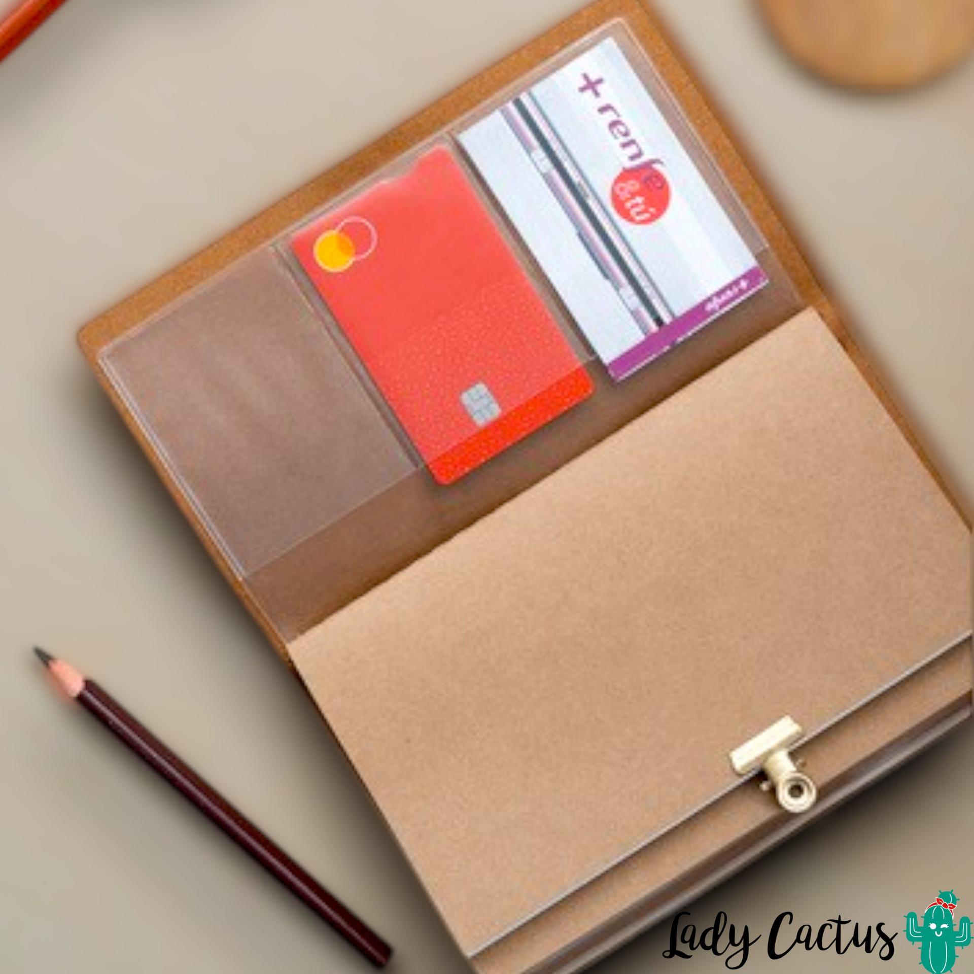 Interior del cuaderno Slytherin con ranuras para tarjetas y bolsillo