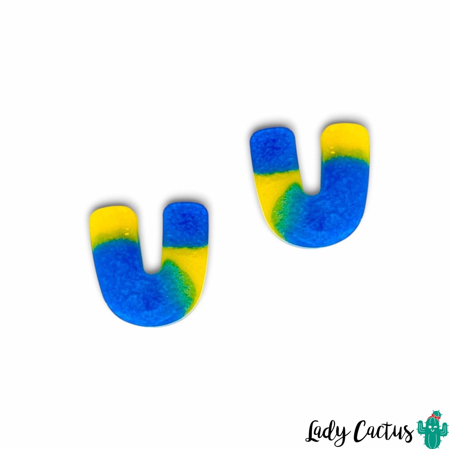 Pendientes ovalados tipo herradura de estilo pop hechos a mano en Sevilla