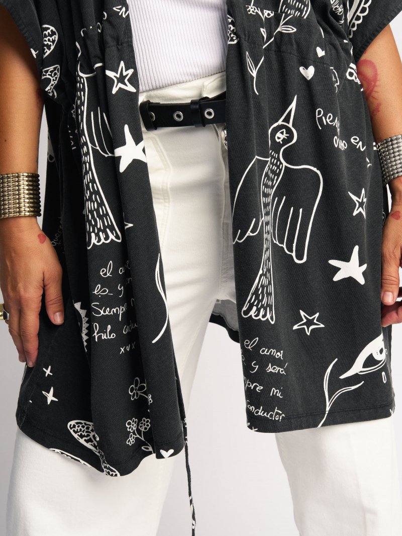 Detalle del diseño poético y el acabado vintage del kimono de Aire Retro.