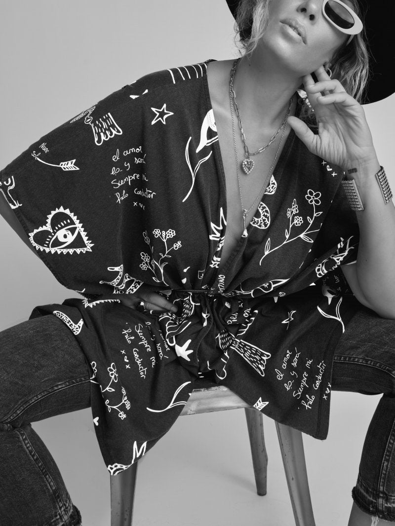 Kimono ajustable con cordón central en color negro de estilo bohemio.