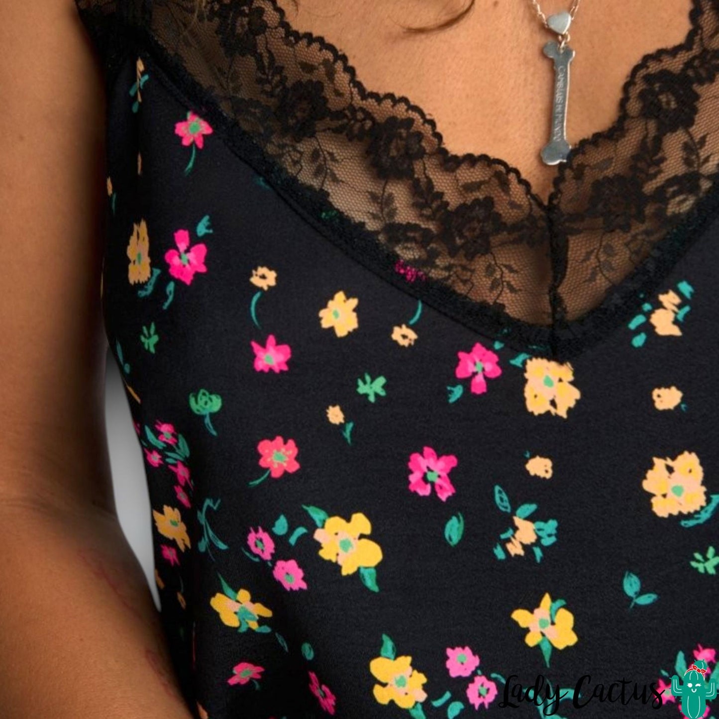 Lencera Eleanora con encaje sofisticado de Aire Retro para toque elegante urbano