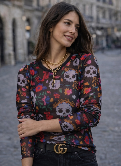 Modelo posando con la camiseta Skull Flower y accesorios dorados.
