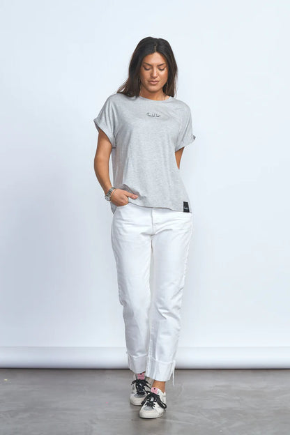 Camiseta de viscosa fluida en color gris para mujer.