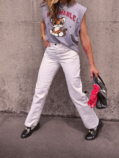 Look casual con camiseta Indomable de Aire Retro