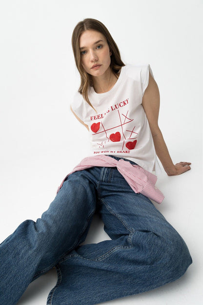 Look urbano con camiseta blanca y roja de Tiffosi