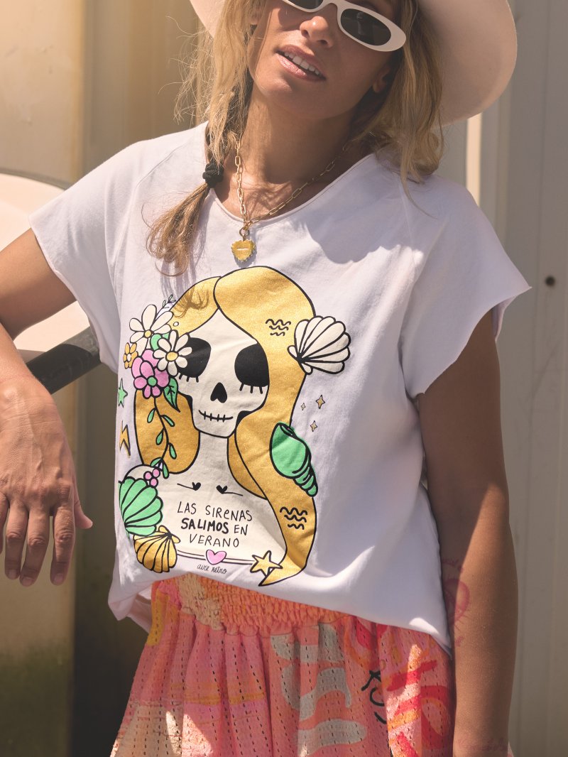 Look con toque mágico y divertido vistiendo la camiseta Sirena.