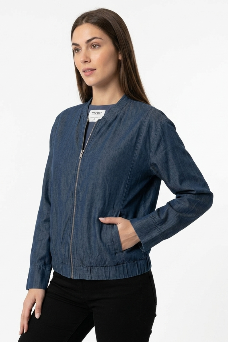 Look de oficina moderno con chaqueta fluida y pantalones oscuros.