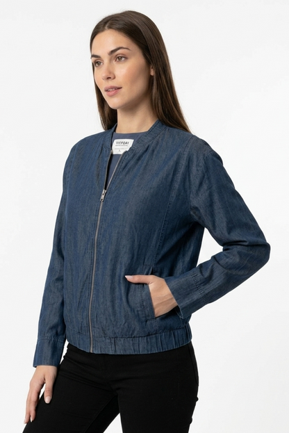 Look de oficina moderno con chaqueta fluida y pantalones oscuros.