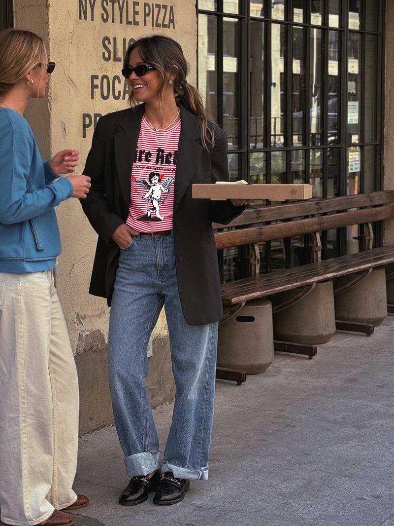Outfit diario con camiseta de rayas y diseño romántico rockero